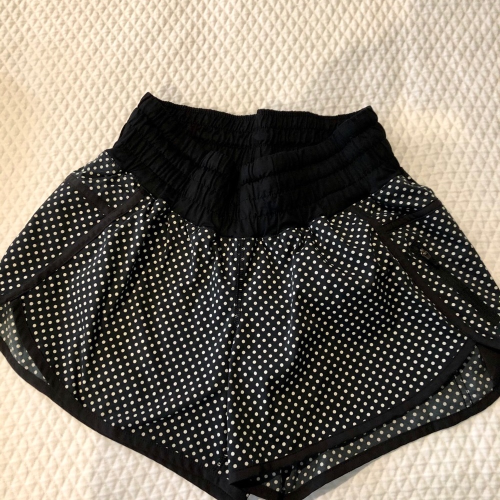 Lululemon tracker shorts - Picture 2 of 5